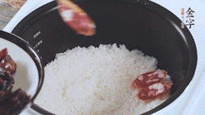 開蓋觀察飯，水微微收干，放入切好的金字香腸、醬肉、醬肉香腸。