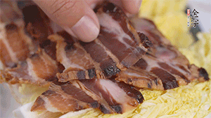 依次擺放娃娃菜和醬肉。