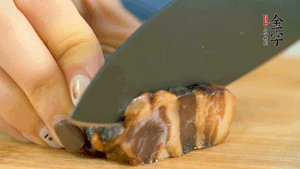 金字風(fēng)味醬肉切成片，上鍋蒸15分鐘。