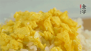 將雞蛋碎、西蘭花碎和放涼的米飯混合，用少許鹽、橄欖油調(diào)味。