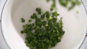 韭菜洗凈，切粒。