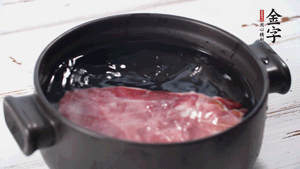 金字火肉溫水浸泡2小時(shí)。（火肉發(fā)酵時(shí)間比火腿短，肉質(zhì)比火腿略軟，鹽分更低）