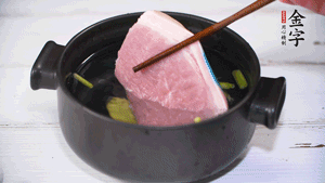 整塊豬肉，加蔥、姜片、料酒焯水。
