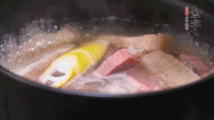 火肉、豬肉加料酒、清水大火煮開后，加入春筍小火慢燉40分鐘，出鍋前撒蔥花即可。