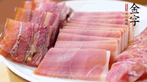 擺盤(pán)后鋪上老豆腐，淋點(diǎn)料酒，灑點(diǎn)白糖上鍋蒸20分鐘。
