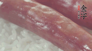 關(guān)上蓋子，煮到米飯露出時。