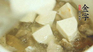 加入適量清水、黃酒燉開后，小火煮1小時(shí)即可。