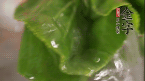 小青菜從根部掰開(kāi)，分別洗凈。