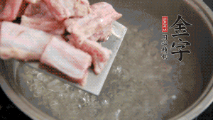 剁成塊狀的排骨洗凈，放入沸騰的鍋中，加姜片汆燙，2分鐘后撈出備用。