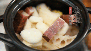 加水沒過食材，加料酒大火煮沸后，再小火燉煮1小時。（如果沒有砂鍋小火燉煮，用電飯煲的煮湯功能、高壓鍋也是可以的。）