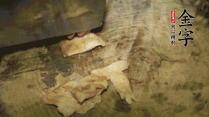 加適量溫水淹沒食材，大火燉至水沸后再小火慢燉1小時(shí)，出鍋前10分鐘加枸杞。（焯過水后的豬蹄不應(yīng)再用涼水，用溫水燉煮更容易軟爛。也可以用高壓鍋或者有煲湯功能的電飯煲，省時(shí)又便于入味。）