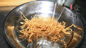 蟲(chóng)草花用涼水浸泡10分鐘，干香菇溫水泡發(fā)至軟去蒂備用。蓮子、紅棗也可一同清洗干凈。