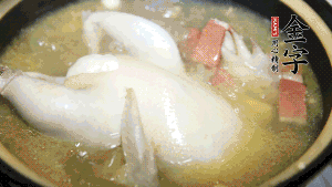 煮沸時(shí)加入蟲(chóng)草花、香菇、紅棗，以料酒調(diào)味繼續(xù)小火燉煮1小時(shí)左右。