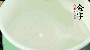 鍋中盛涼水，放入汆燙好的鴿子、火腿片、生姜片。