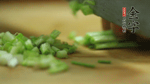 小蔥切成蔥花。
