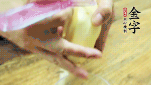 將食材洗凈，茄子、土豆切滾刀塊。