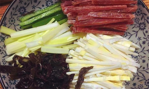 黑木耳泡發(fā)，黑木耳、韭黃、雷筍、青椒切成絲。