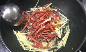 火腿絲、筍絲、黑木耳絲汆水后，瀝干。