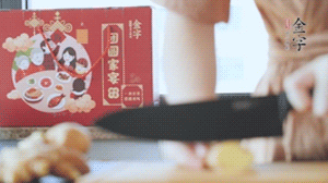 將處理好的老鴨放入冷水鍋中，丟入姜片，冷水煮沸去腥。