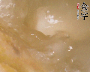 沸騰后撈出蔥結(jié)，小火燉45分鐘，加山藥再燉15分鐘。
