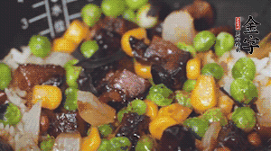 出鍋前加蠔油、生抽調(diào)味，撒點(diǎn)熟白芝麻即可。