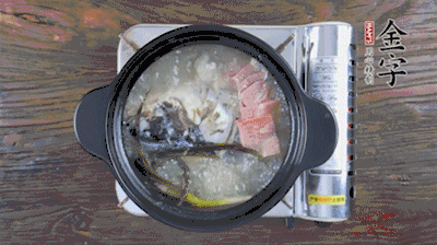 放豆腐、海鮮菇繼續(xù)中小火煮5分鐘。
