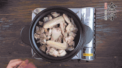 將雞肉塊、火腿、料酒、姜一同放入在燉鍋中，加冷水大火煮開后，小火燉煮40分鐘。