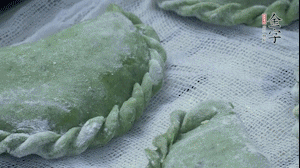 【制作】2.蒸架上墊浸濕的屜布，再放上清明果，大火蒸10~15分鐘，完成，出鍋啦！