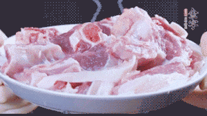 新鮮羊肉冷水入鍋，加姜片、清水焯水，除去血沫。