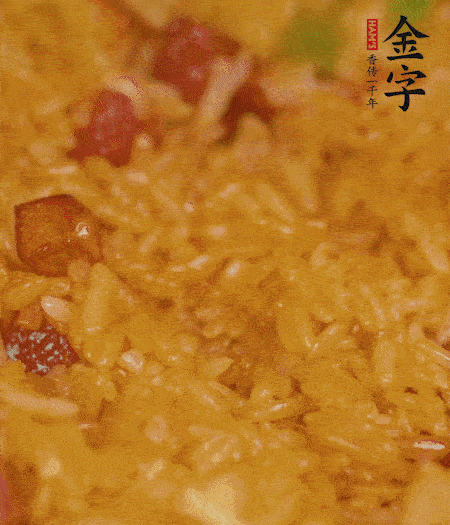 放一撮鹽、生抽少許，倒入炸好的芋頭。最后撒蔥花、蒜末翻炒均勻。