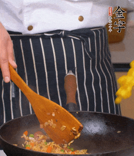 加咖喱塊、少許鹽、白糖調(diào)味，炒至咖喱塊融化后，倒米飯，翻炒至每粒米飯都包裹上咖喱，再放黃椒、青椒粒，出鍋前加菠蘿粒和小蔥翻拌均勻。