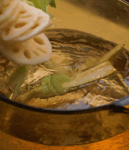把玉米筍（對半切開）、西芹（切斜片）、蓮藕（切片），放入開水鍋內(nèi)，加點少許鹽、油，汆燙2分鐘。