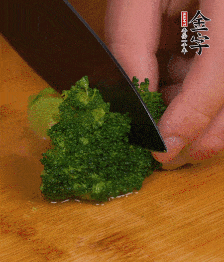 西蘭花用淡鹽水浸泡十幾分鐘后過開水焯燙熟后撈出。