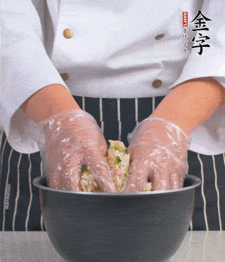 米飯中放西蘭花碎、咸肉丁，加少許黑胡椒、十來滴橄欖油拌勻。