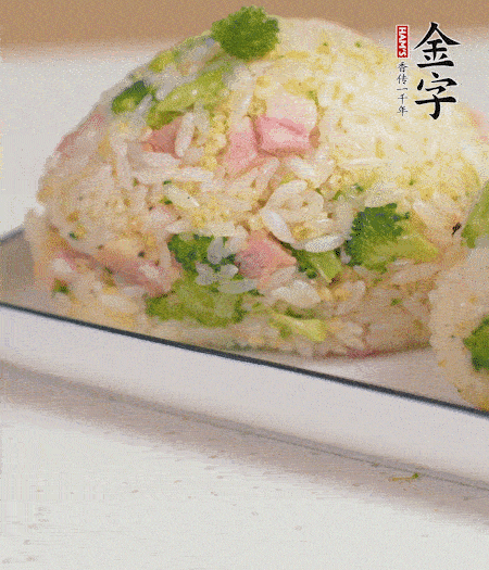 拌好的飯攥成飯團(tuán)。