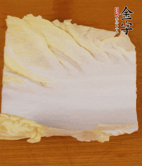 一片白菜一片淡火腿交替疊起，疊個(gè)兩三層放進(jìn)鍋內(nèi)，直到塞滿鍋。