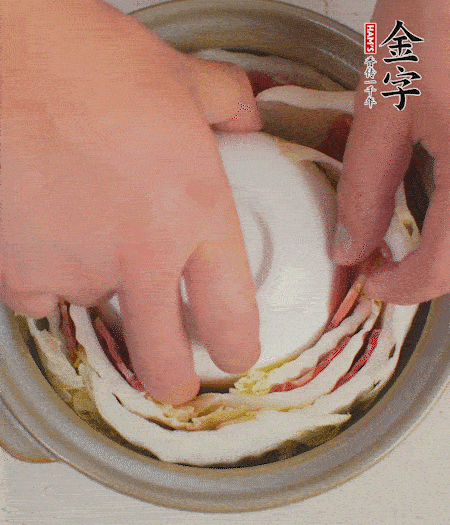 寬度剛好是鍋的高度。扣一個(gè)小碗更有助于幫助造型。