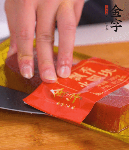 金字火腿切片，生姜切絲，蔥白切末。
