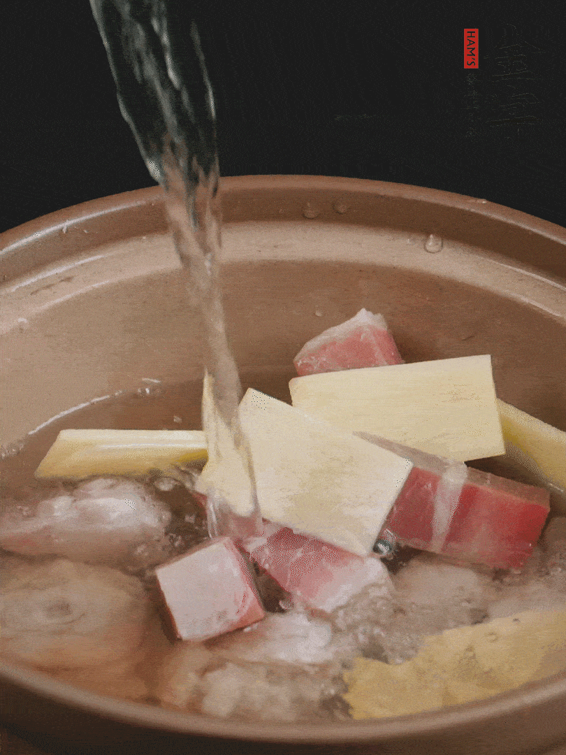 雞塊、火腿、姜片加適量料酒、清水燉80分鐘。