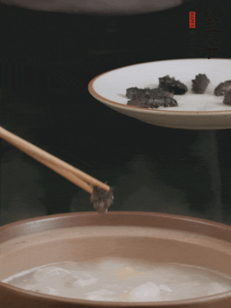 期間雞湯燉到80分鐘時，加小海參再燉10分鐘。