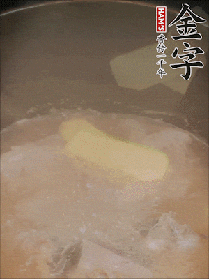 排骨洗凈，加生姜、黃酒焯水，溫水洗凈備用。