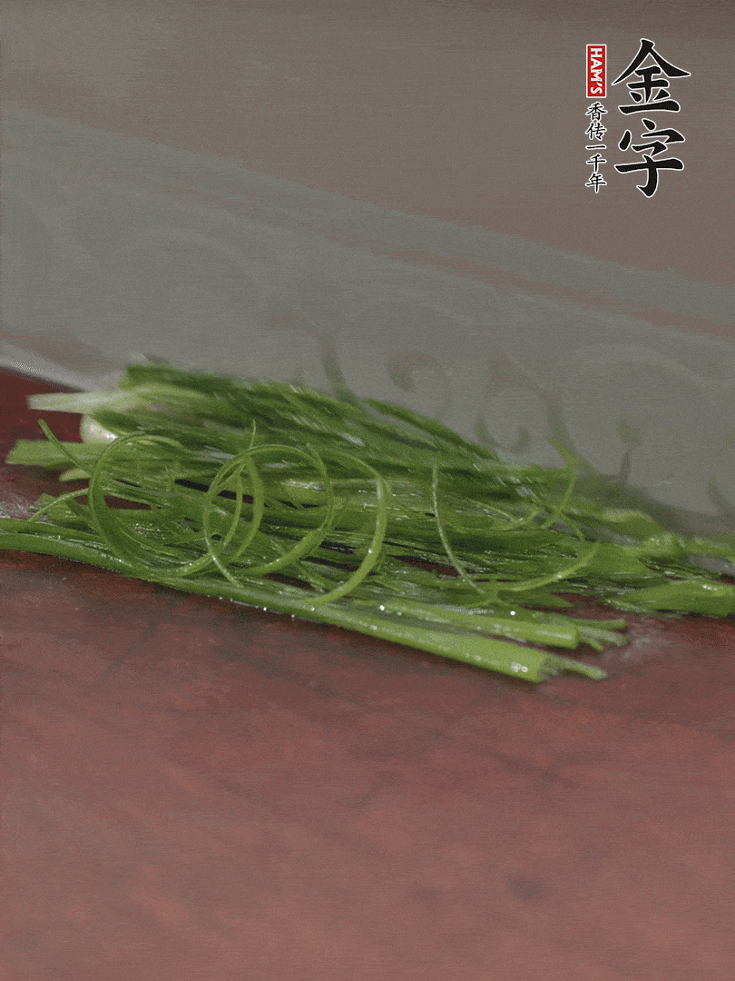 生姜切薄片，紅椒切細(xì)絲，小蔥蔥綠切細(xì)絲，泡入冰水中保持新鮮。