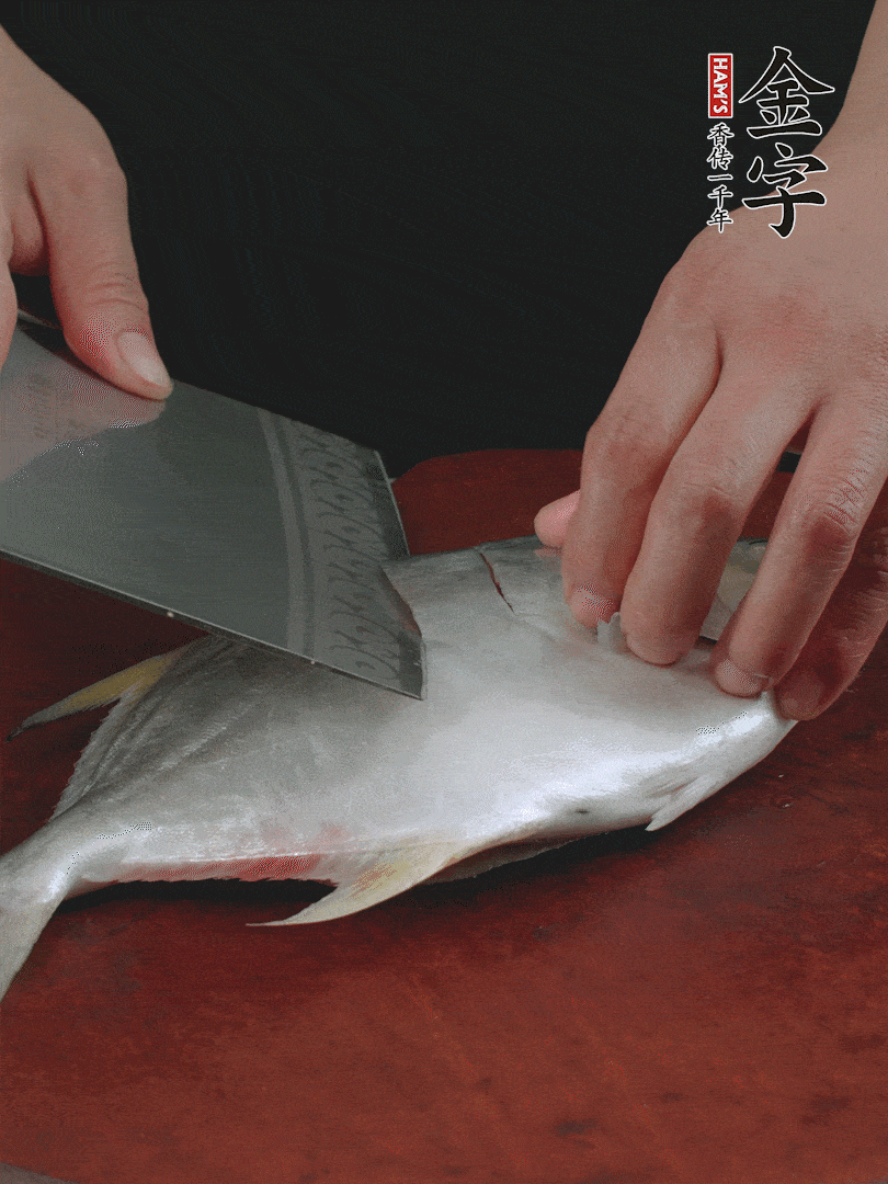 處理干凈銀鯧魚1條，表面斜刀切出花刀。
