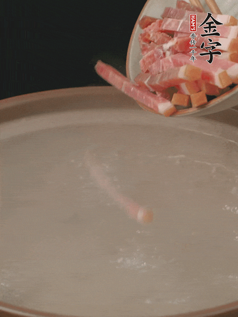 金字火腿切絲，熱水下鍋，放火腿燉煮15分鐘。