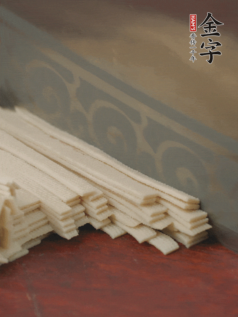 燉火腿期間，千張切細(xì)絲，白蘿卜去皮切細(xì)絲，蒜葉切細(xì)丁。