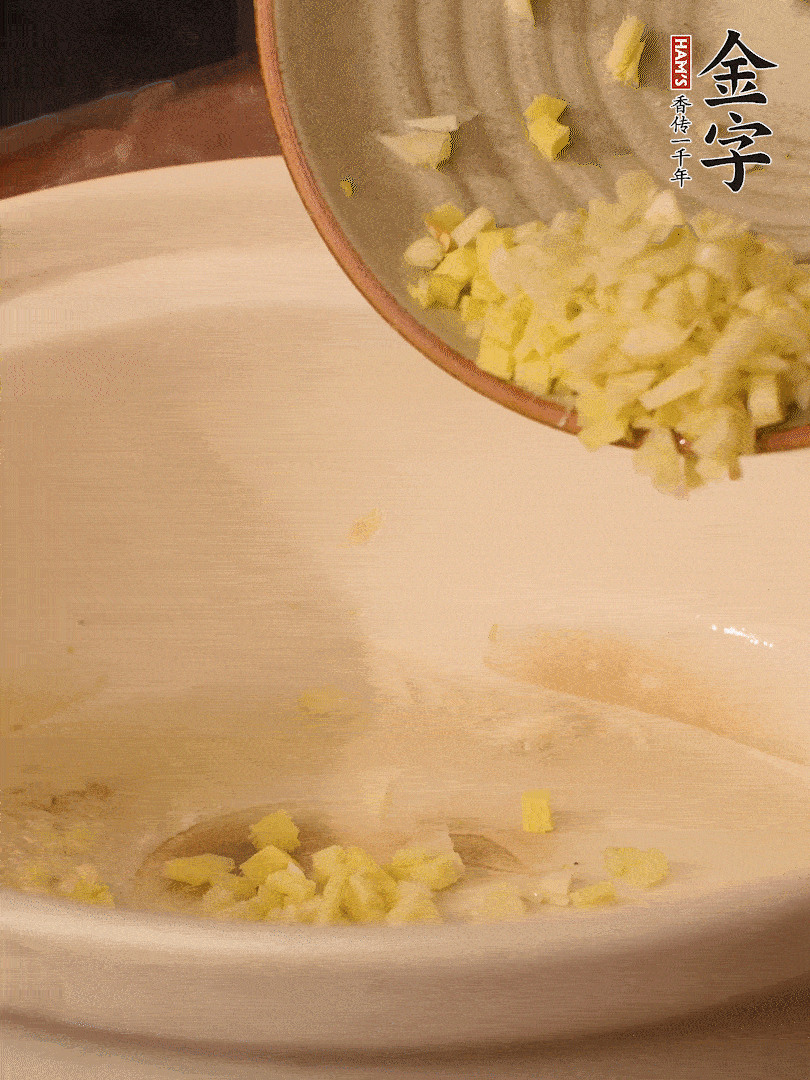 熱油下鍋，姜爆香。下冬瓜略微翻炒。