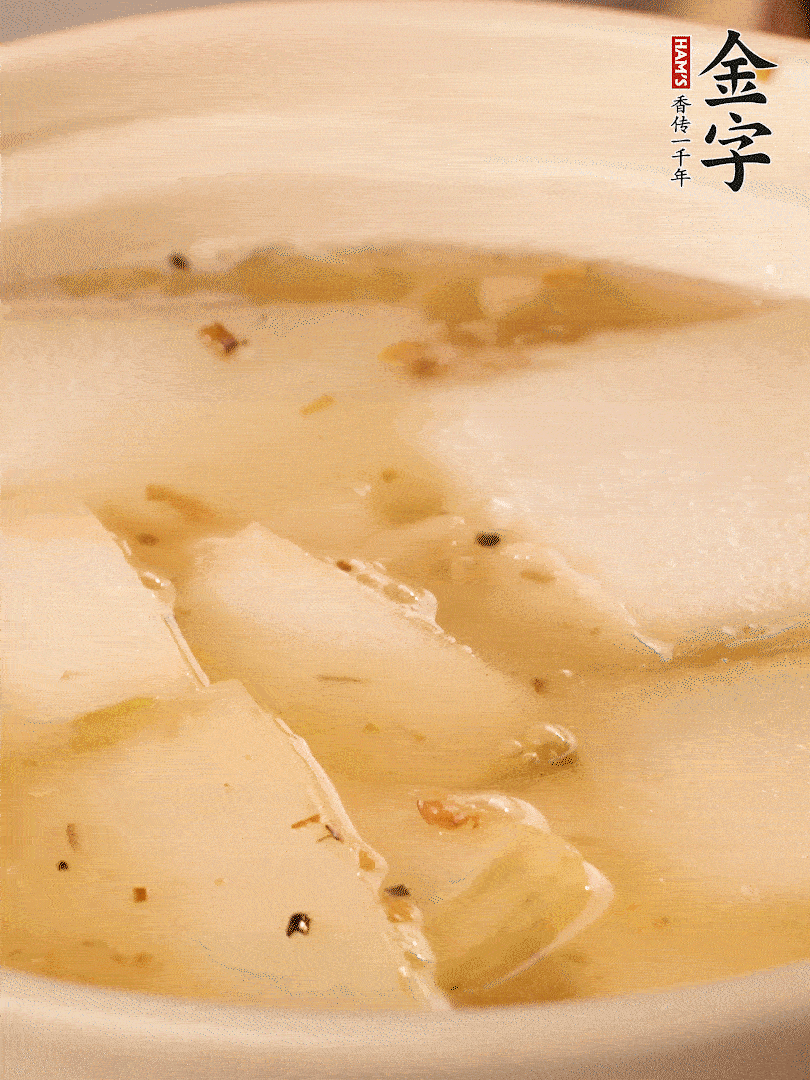 加入適量清水，再放咸肉，淋點(diǎn)黃酒添味。