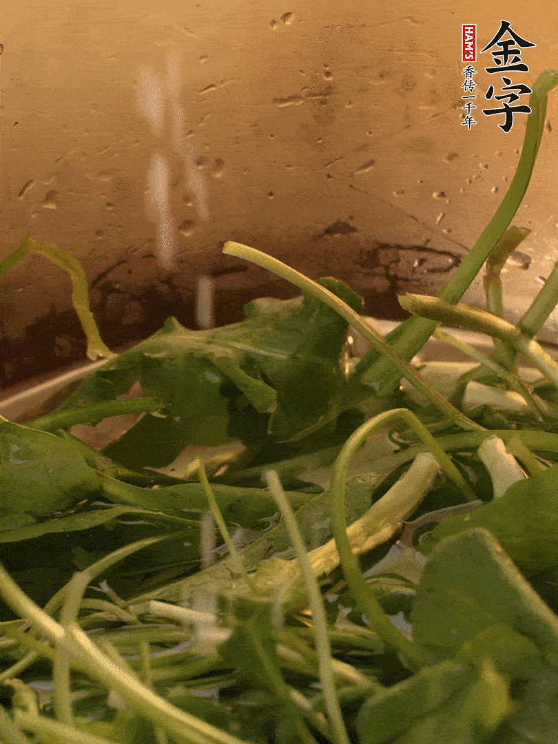 薺菜去掉根部，加小蘇打、鹽熱水沸騰燙軟。