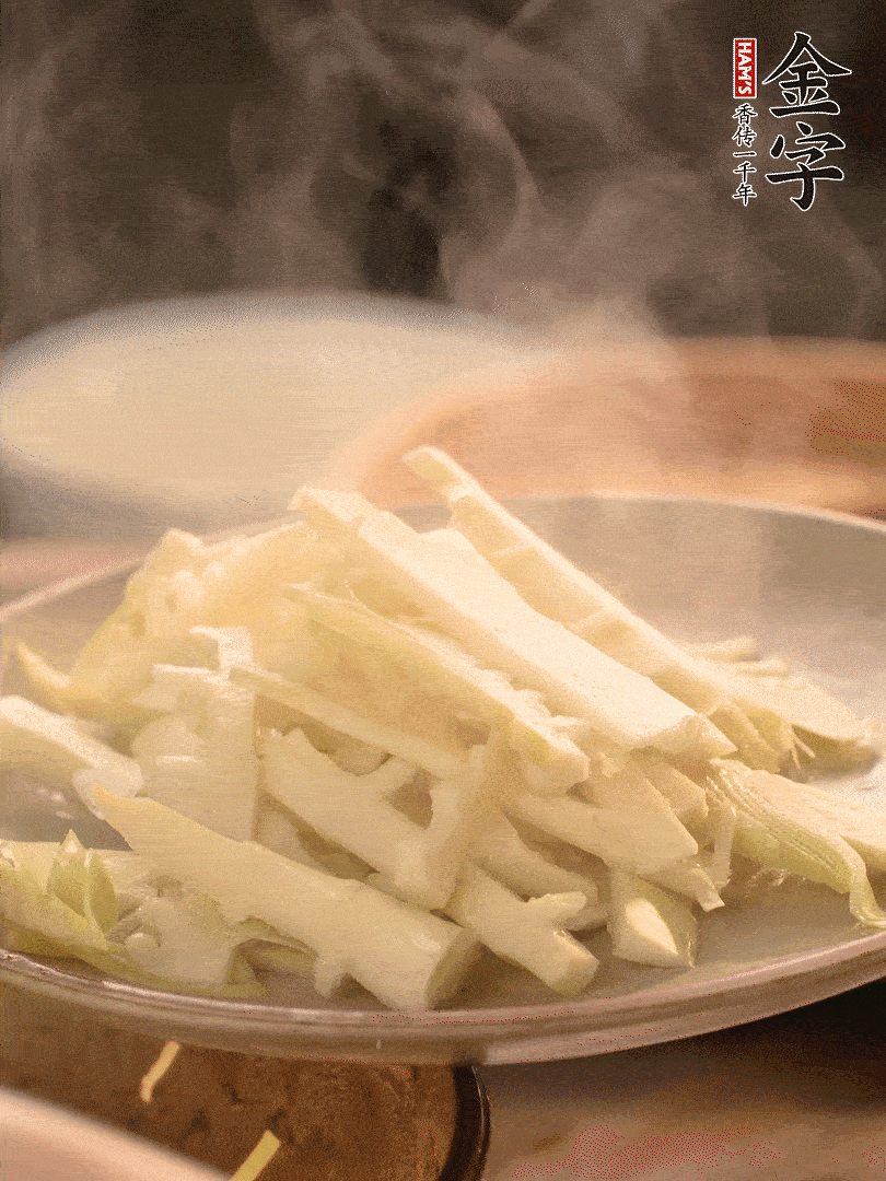 春筍切薄片，焯水去除澀味。