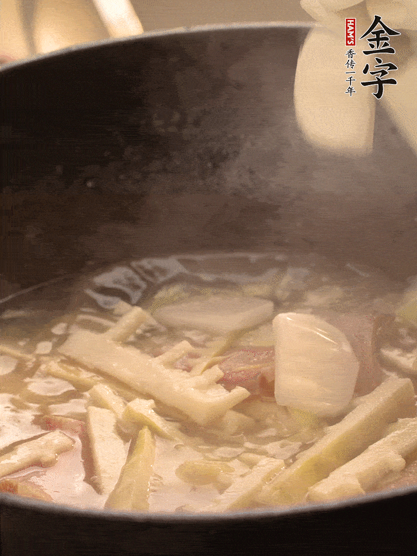加一點開水后，放年糕燜2分鐘至軟。